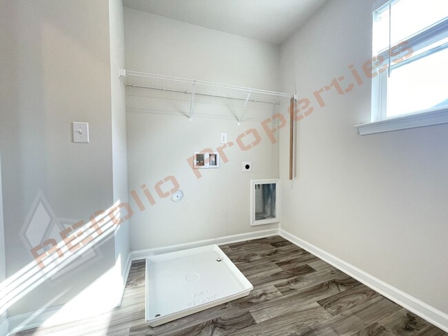 Building Photo - Beautiful 4 Bedroom 2.5 Bathroom Home w/ G...