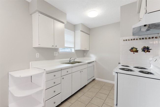 Building Photo - 743 Deercrest St