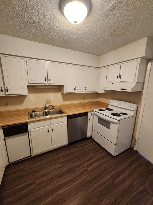 Building Photo - Chapel Hill / The Oaks Townhome