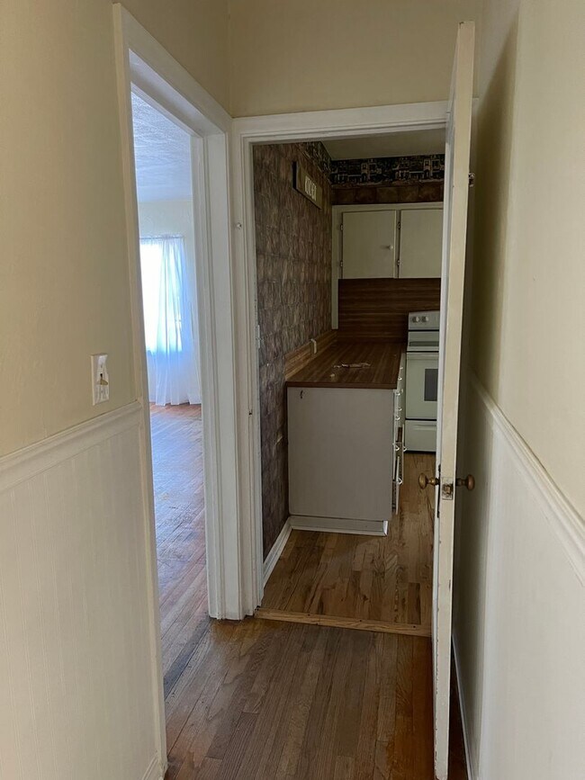 Building Photo - Charming 5 Bed, 2 bath home in the heart of Rexburg with detached 3 CAR GARAGE!!!!