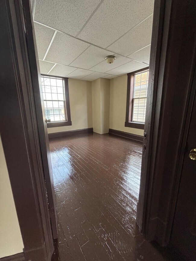 Building Photo - Newly Renovated 4 Bedroom Home