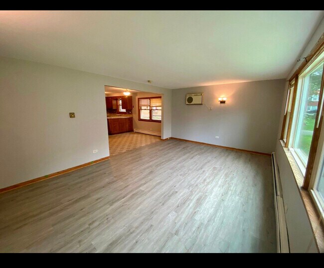 Building Photo - 2215 W Thome Ave