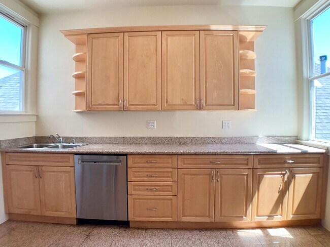 Building Photo - TOP FLOOR 4/2. In-Unit Laundry! Dishwasher...