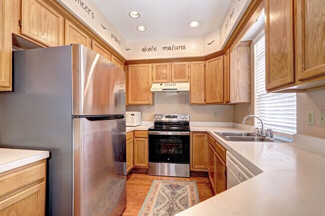 Building Photo - 2bed 2 bath townhome located in the Southp...