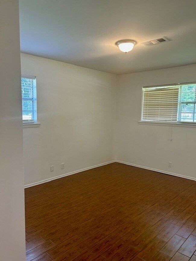 Building Photo - Newly renovated 3/2 home located in River ...