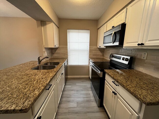 Building Photo - For Lease | 3 Bed, 2 Bath | 1,446 Sq Ft | ...