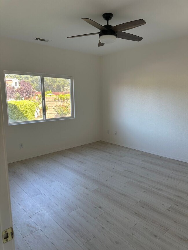 Building Photo - Significant rent reduction! Beautiful home in gated golf course community