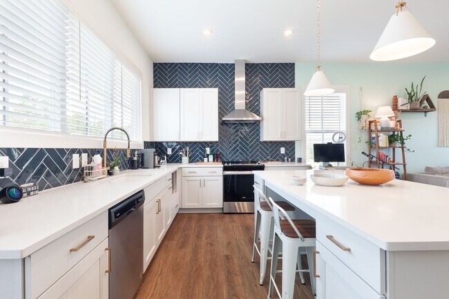 Building Photo - Stylish End-Unit Townhome Minutes From Gra...