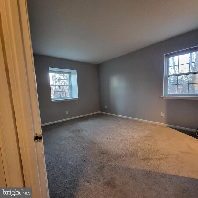 Building Photo - 5800 Cove Landing Rd