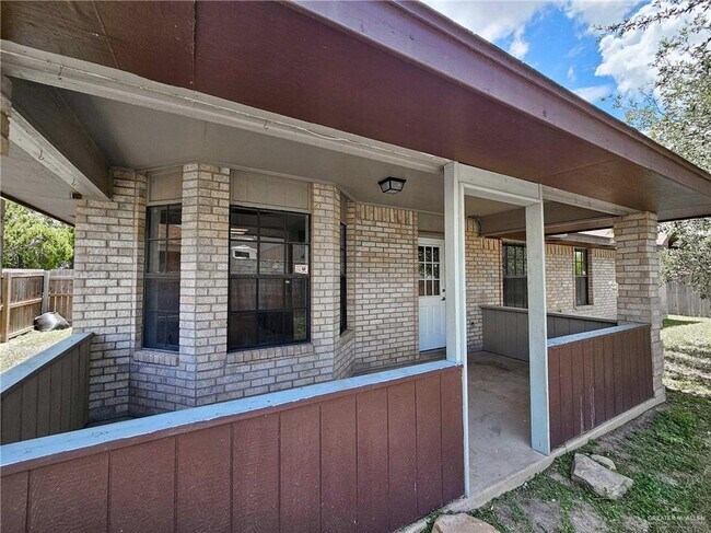 Building Photo - 2208 Robin Ave W