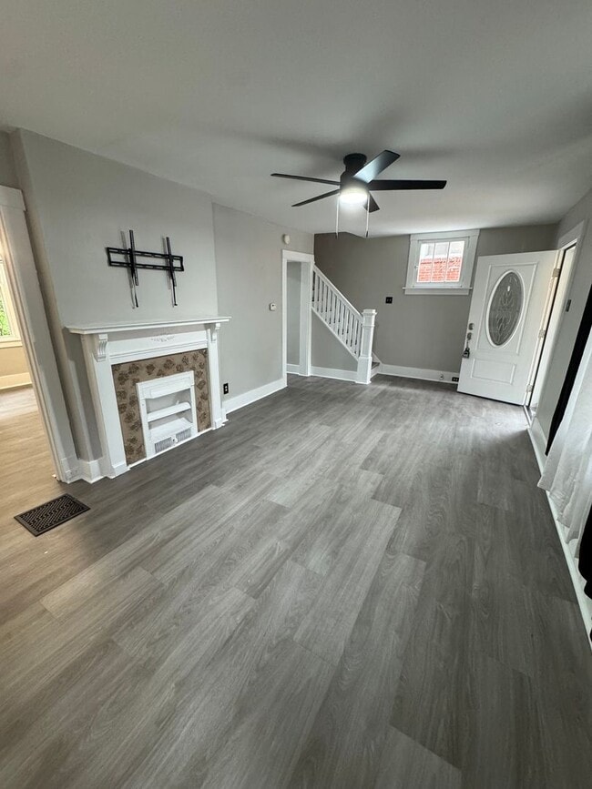 Building Photo - 3 Bedroom 1.5 Bath in Dormont!