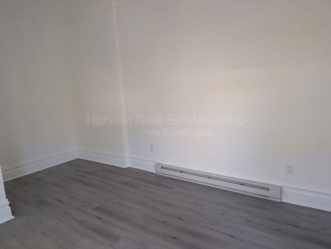 Building Photo - 1704 10th Ave