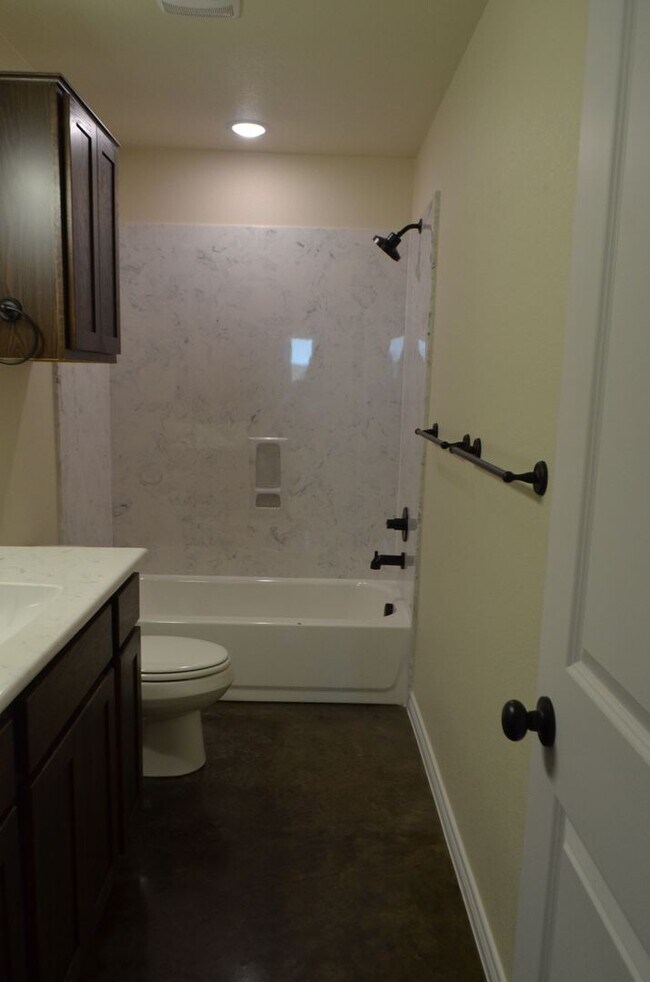 Building Photo - 989 Cline Dr