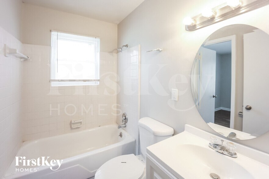 Building Photo - 642 Roxbury Dr