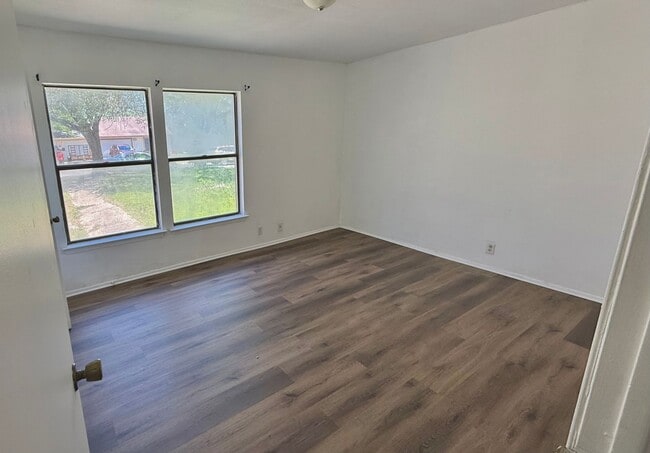 Building Photo - 2 Bed 1 Bath