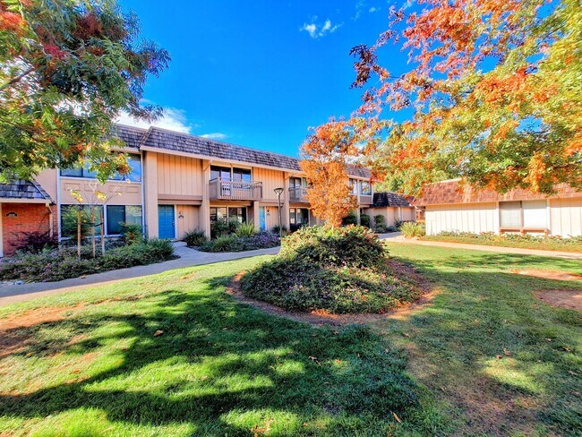 Building Photo - Beautiful & Spacious 3bd Townhouse w/Detached Garage