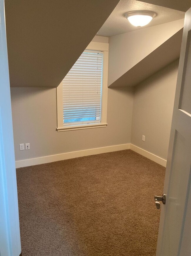 Building Photo - A Must See! 4 Bedroom House in North Eugene