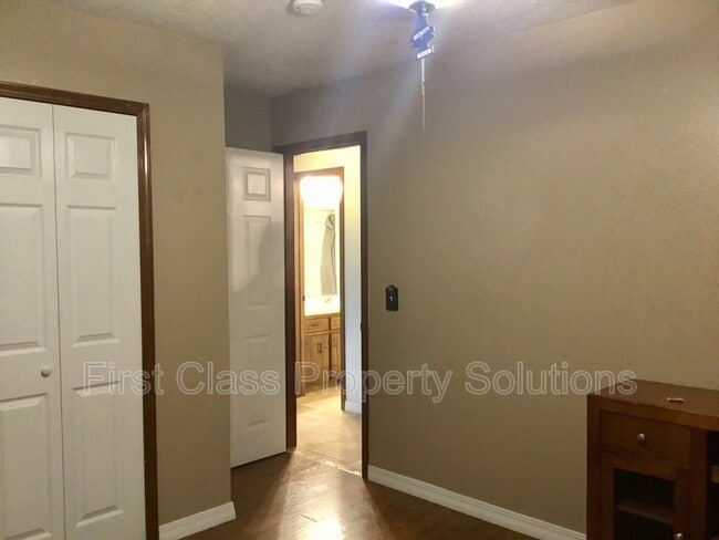 Building Photo - 2807 S Estate Dr