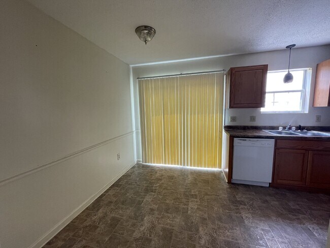 Building Photo - Townhouse For Rent