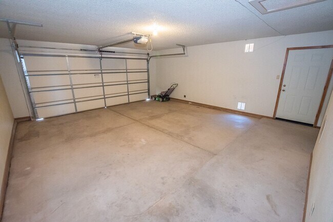 Building Photo - Large Home in Quiet Area, 3 Bedroom, 2 Bat...