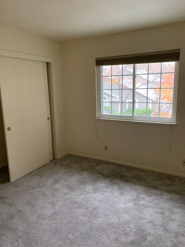 Building Photo - Cute 2 bedroom, 2.5 bath townhome in Folsom.