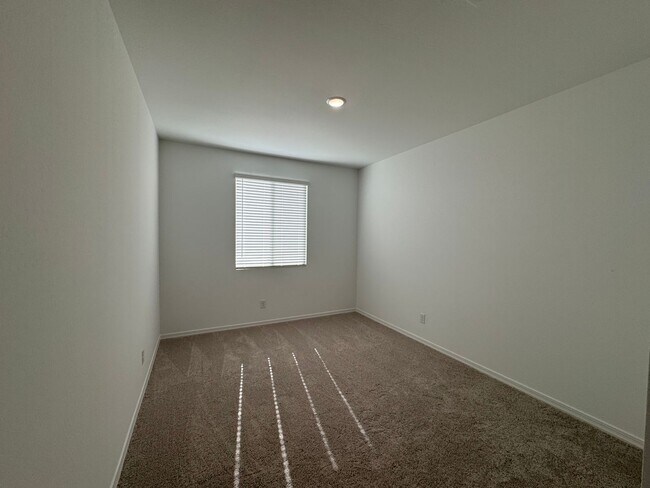 Building Photo - 3 bed 2.5 bath brand new home