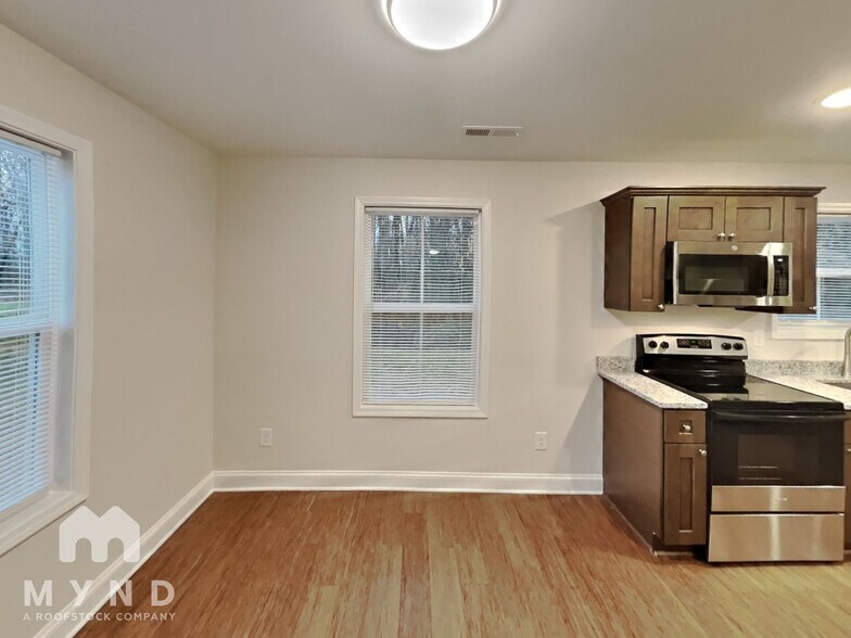 Building Photo - 561 Westside Cir