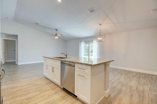 Building Photo - 2352 SW Plum Ct