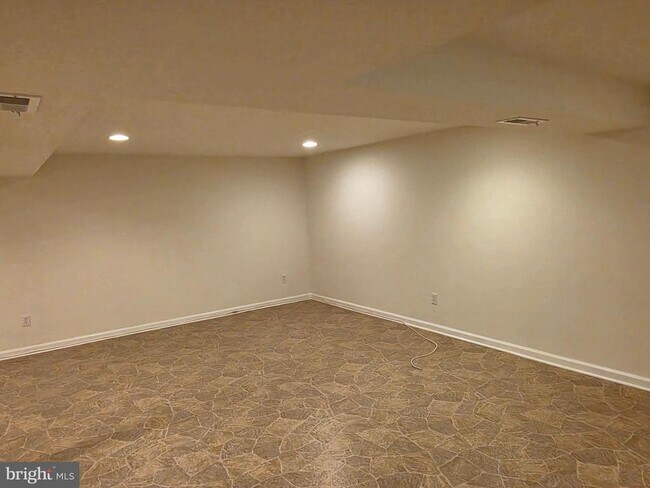 Building Photo - 4700 Red Fox Rd