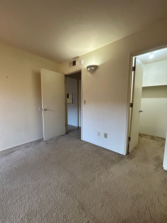 Building Photo - 1810 E Blacklidge Dr