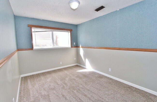 Building Photo - Spacious Home in Quiet Neighborhood