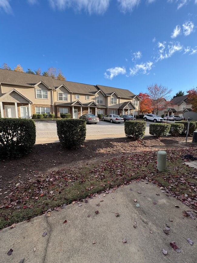 Building Photo - Cute 2 Bedroom Townhouse Near Furman and C...