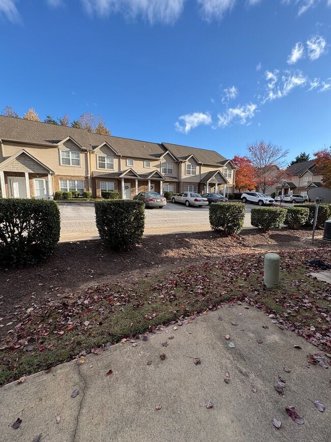 Building Photo - Cute 2 Bedroom Townhouse Near Furman and Cherrydale!! Ready for Immediate Move In!!!!