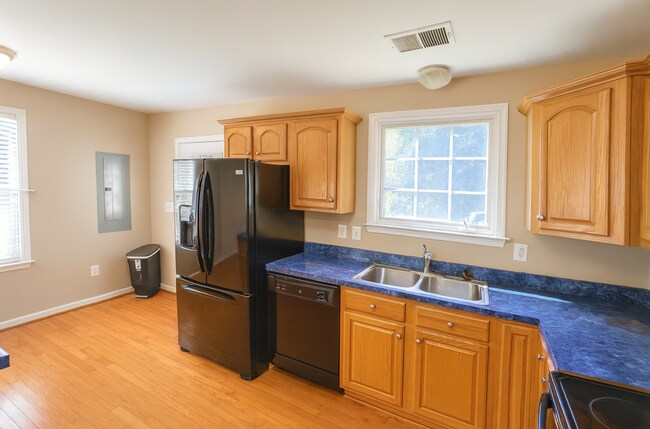 Building Photo - 42802 Higgs Ln