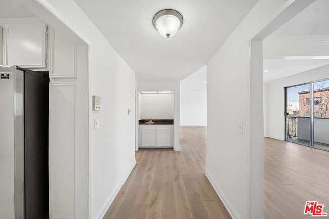 Building Photo - 333 S Elm Dr