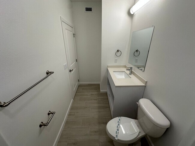 Building Photo - Spacious 2-Bedroom + Den Apartment in Prim...