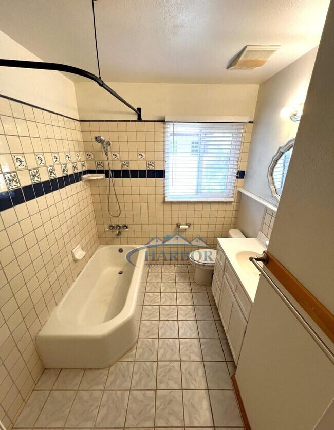 Building Photo - Charming 3 Bedroom 2 Bathroom