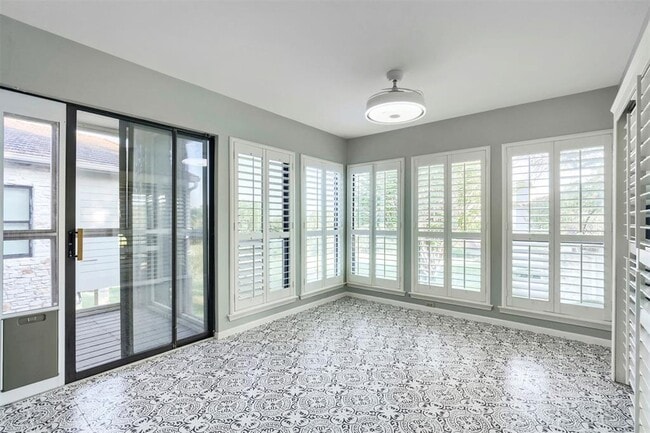 Building Photo - 208 Crescent Bluff