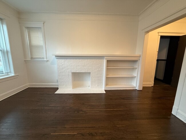 Building Photo - Rogers Park 2 Bed 1 Bath/ Dog Friendly / First Floor Unit