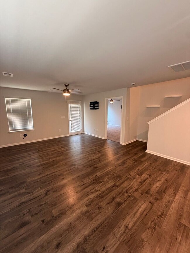 Building Photo - Like New 4 Bed, 2.5 Bath Townhome Available in Greenville