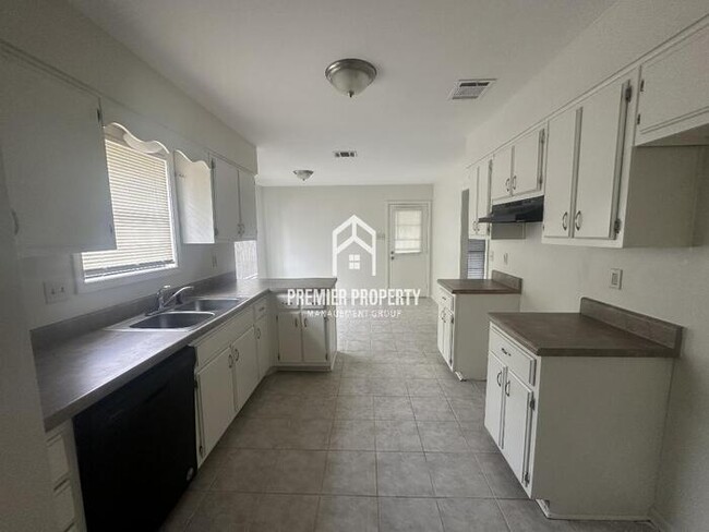 Building Photo - 2322 Bartlett Oaks Dr