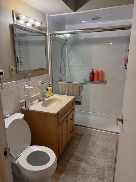 Building Photo - 893 Farmington Ave