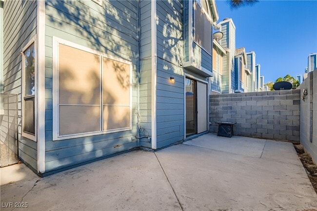 Building Photo - 3217 Symphony Dr