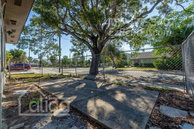 Building Photo - 1001 Henrietta Ave