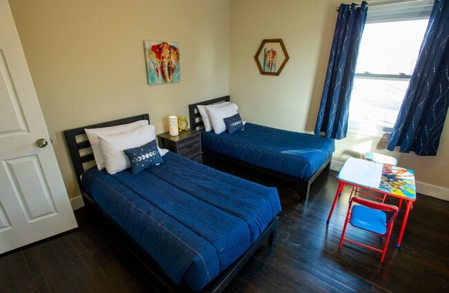 Building Photo - Large Fully Furnished Home, Must See!