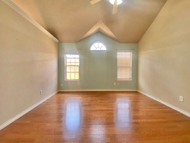 Building Photo - Great 3 bed 2 bath now available in Frensh...