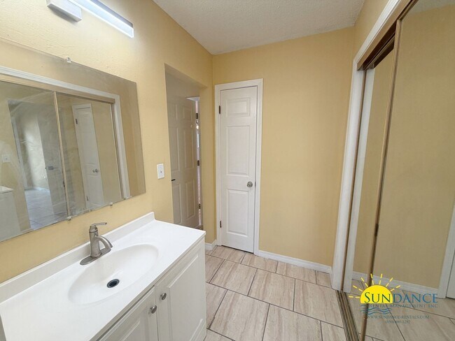 Building Photo - 134 Midland Ct