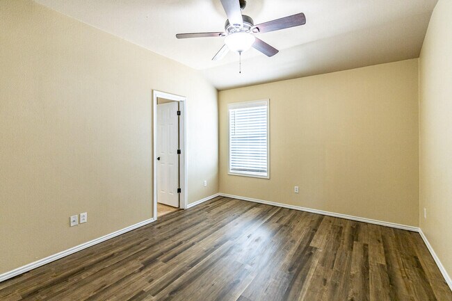 Building Photo - 811 11th St