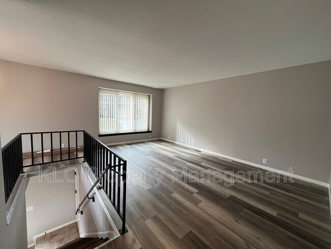 Building Photo - 3805 Maquoketa Dr