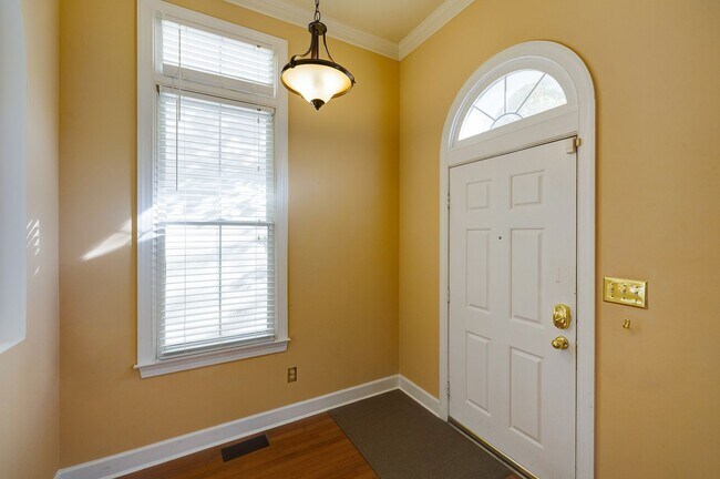 Building Photo - Luxury Townhome in the Heart of the Kentlands